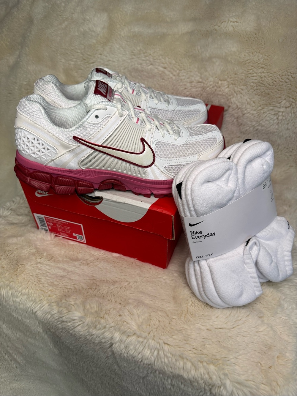 New in Box 🎟️ Women’s Nike Zoom Vomero + Sock Bundle